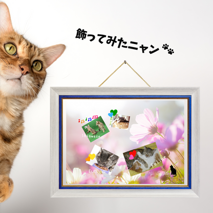 大きな猫と額縁の背景画像内に、商品の布製ポスターが飾られている。