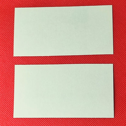 中サイズのステッカー同柄２枚の裏。背景画像は赤の単色。