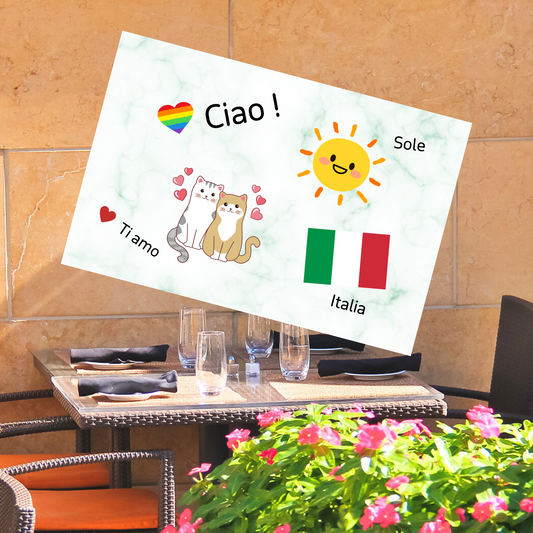 緑白系大理の背景上に、左上に虹色のハートとイタリア語の文字。その下に猫のカップルとイタリア文字。右側上には太陽とイタリア文字、その右下にはイタリア国旗とイタリア文字のステッカー。
